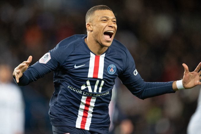  巴黎圣日耳曼客场逆转击败里昂，积分榜领跑优势扩大  